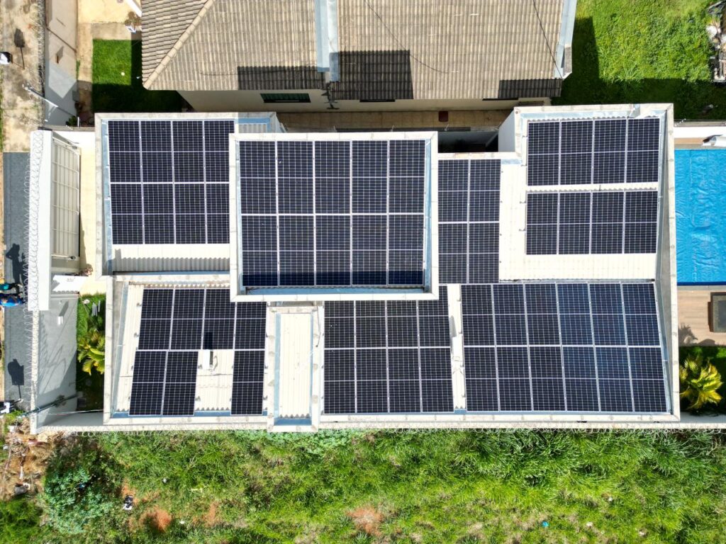 Vista aérea de sistema fotovoltaico do acervo da RSV Solar, valorizando a distribuição dos painéis