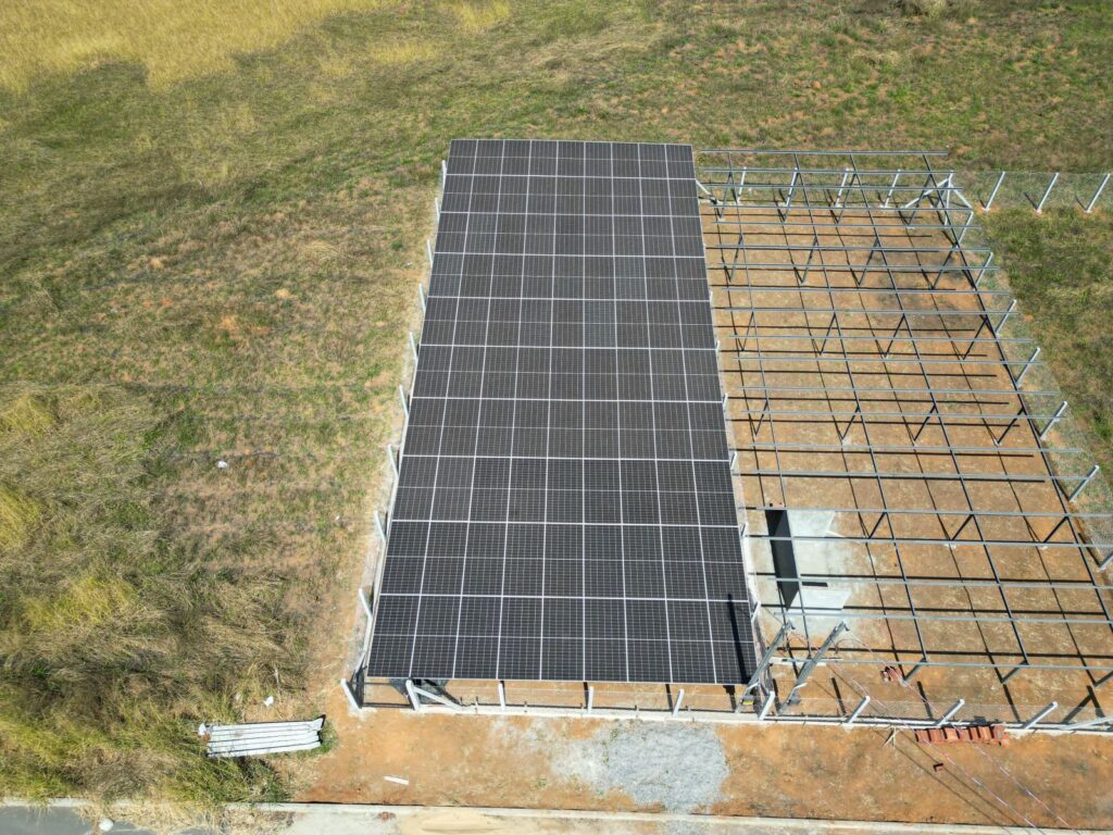 Vista aérea de estrutura de sistema fotovoltaico
