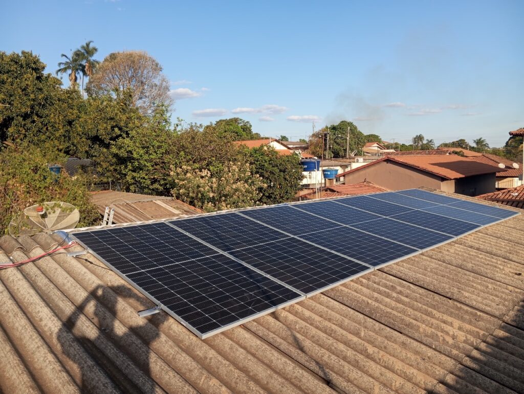 Painéis solares sobre telhado de cerâmica